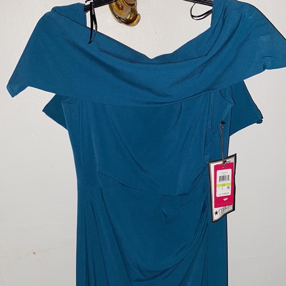 Vince Camuto Maxi Dress. - Picture 7 of 16